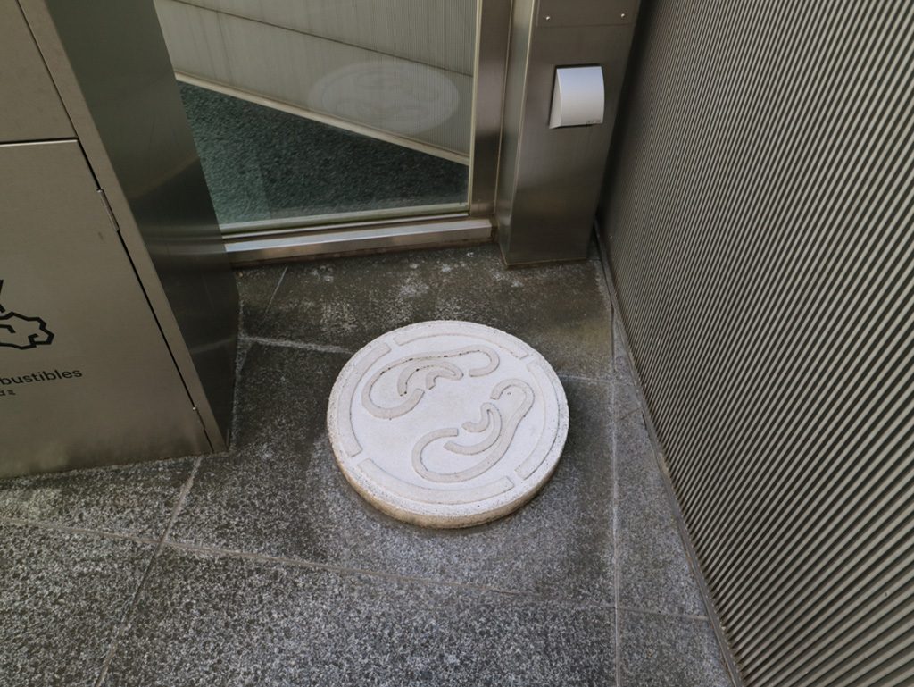 「点 音（おとだて）」と呼ばれるプレート/東京都現代美術館（江東区）