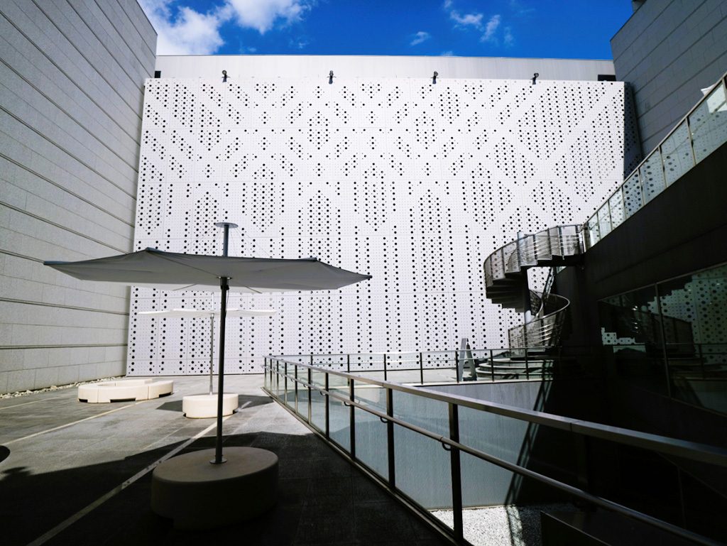 カフェ＆ラウンジ「二階のサンドイッチ」テラス席/東京都現代美術館（江東区）