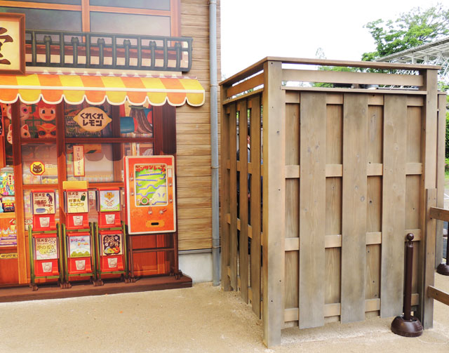 物語と同じカプセルトイやゲームや“くれくれれもん”の表示などがある/西武園ゆうえんち（埼玉県／所沢市）