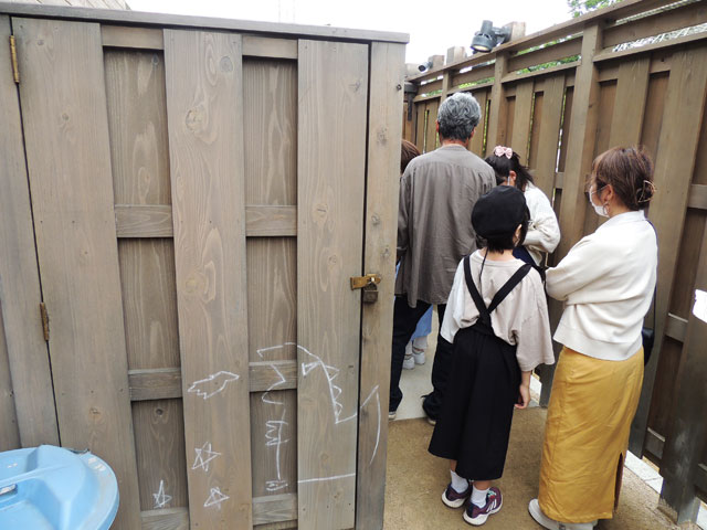 路地裏に入って並ぶ/西武園ゆうえんち（埼玉県／所沢市）