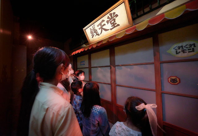 戸の向こうに「ふしぎ駄菓子屋 銭天堂」の世界がある/西武園ゆうえんち（埼玉県／所沢市）