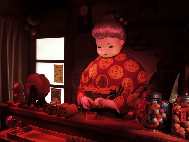 「運まねくっきー」の説明をする“紅子さん”/西武園ゆうえんち（埼玉県／所沢市）