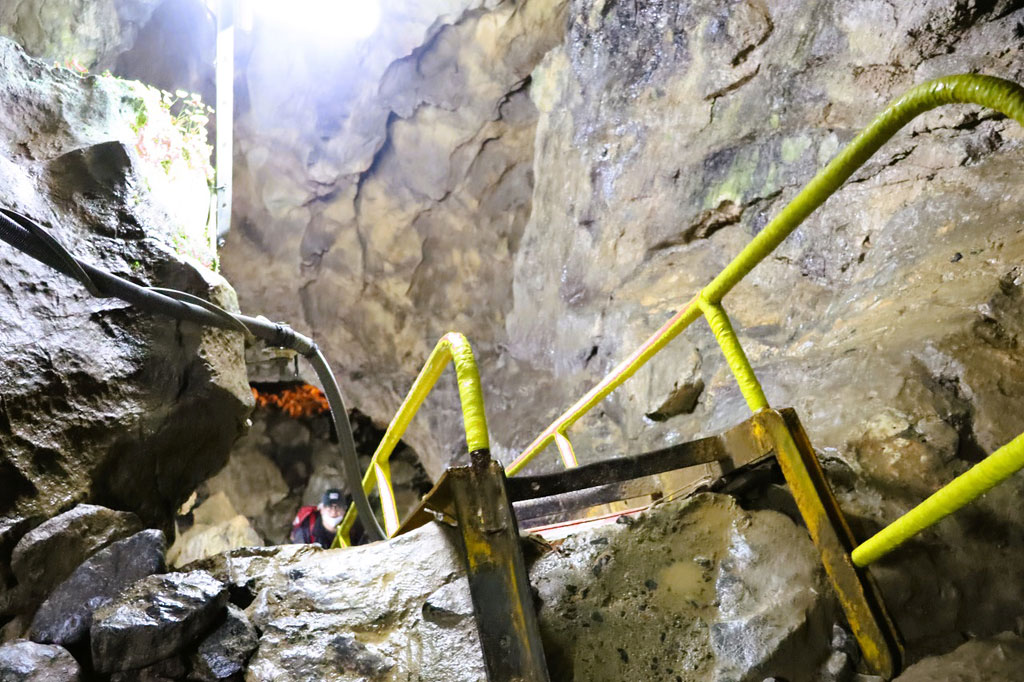 梯子は非常に急なので上ってきた態勢（後ろ向き）で降りていきます/河内の風穴（滋賀県／多賀町）