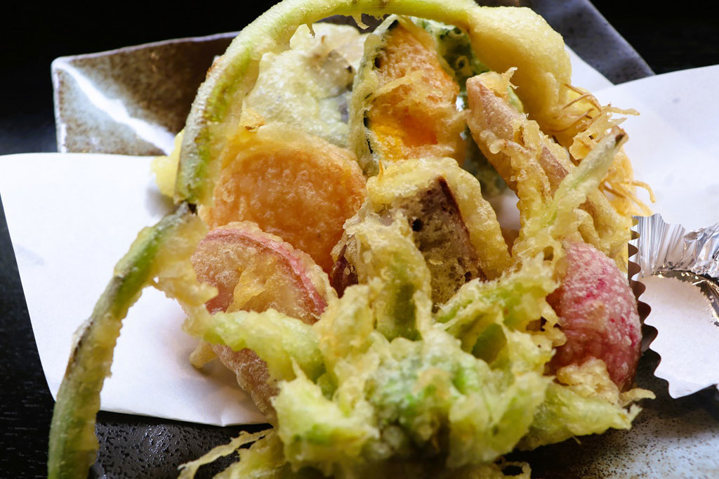 10種類を盛り合わせたサクサクの天ぷら/河内の風穴（滋賀県／多賀町）