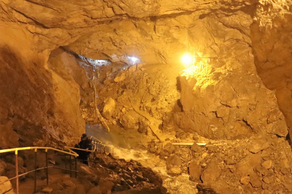 伝説の鍾乳洞「河内の風穴」はどんなところ？行き方やおすすめランチなど紹介