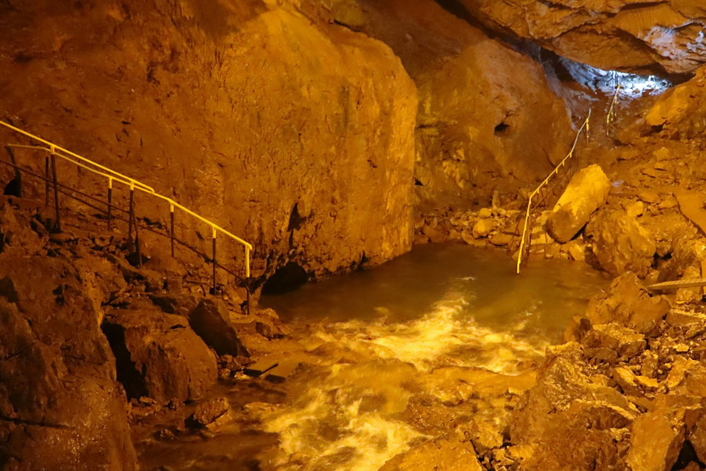 青く光が差し込んでいる部分が入口/河内の風穴（滋賀県／多賀町）