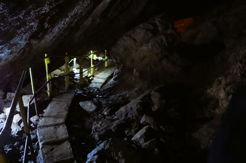 洞窟内の歩道/河内の風穴（滋賀県／多賀町）