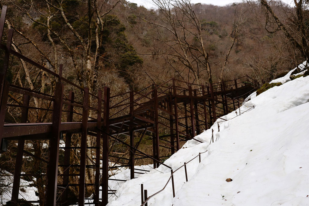 橋を渡り整備された鉄製の階段を登る/河内の風穴（滋賀県／多賀町）