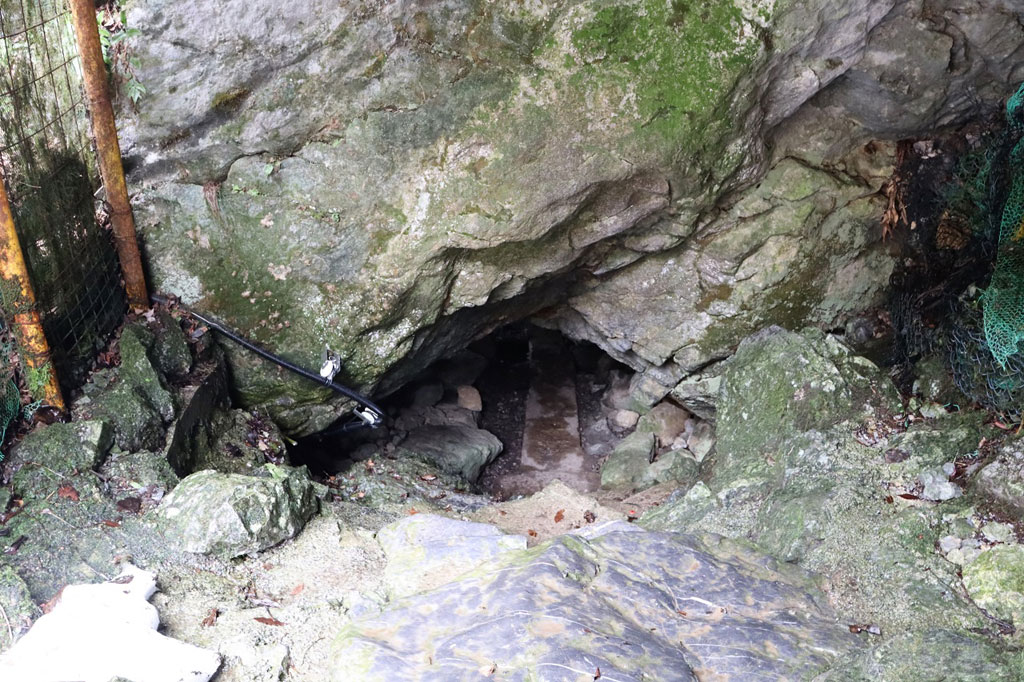 網目状の階段を登り詰めた先に“小さな穴”/河内の風穴（滋賀県／多賀町）