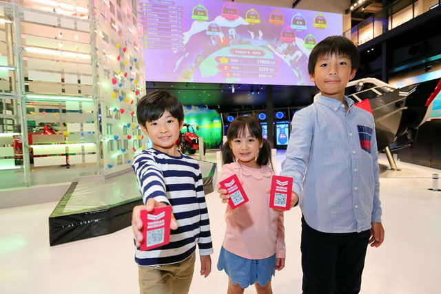 ヤンマーカードを手にした子供たち/ヤンマーミュージアム（滋賀県／長浜市）