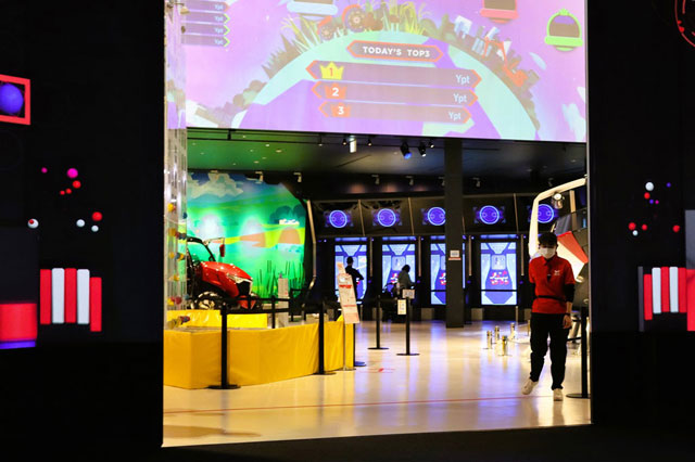 目の前のスクリーンが両サイドに開く/ヤンマーミュージアム（滋賀県／長浜市）