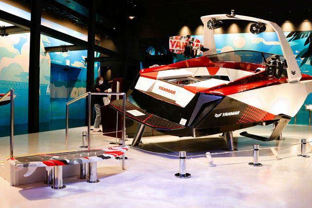 本物のプレジャーボートと一緒にサーフボードに乗って撮影できるフォトスポット/ヤンマーミュージアム（滋賀県／長浜市）