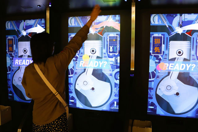 ファミリーで並んでポイントを競い合うのも面白い/ヤンマーミュージアム（滋賀県／長浜市）