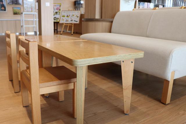 小さな子どもが食事しやすいサイズの席/ヤンマーミュージアム（滋賀県／長浜市）