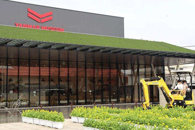 駐車場入口は建物右側/ヤンマーミュージアム（滋賀県／長浜市）