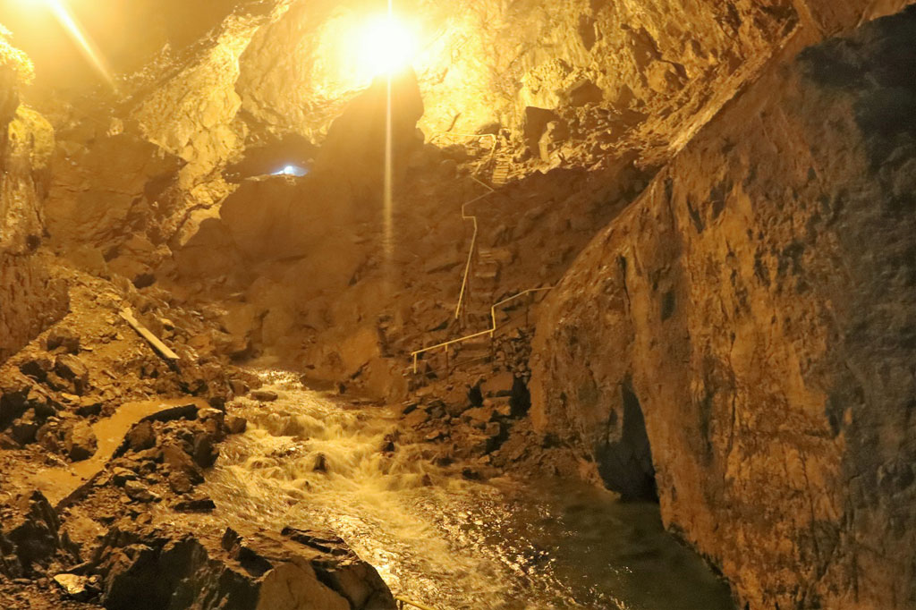 取材時は雪解け水で従来の歩道が水没状態に/河内の風穴（滋賀県／多賀町）
