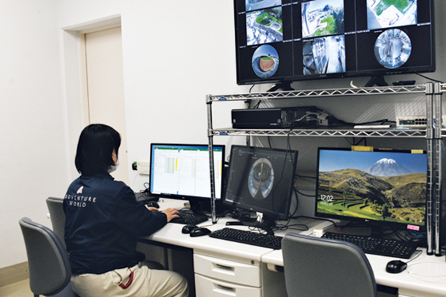 監視カメラの録画を確認する様子/アドベンチャーワールド(和歌山県/白浜町)