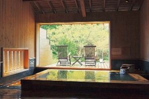 「高原の隠れ宿 スパ・グリネス」は、やわらかなお湯と大自然に五感も癒される宿