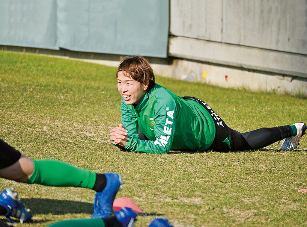 日テレ・東京ヴェルディベレーザ　岩清水　梓選手／ストレッチの様子