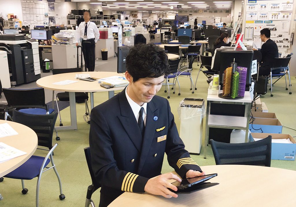 ANA機長 西山さんのお仕事の様子
