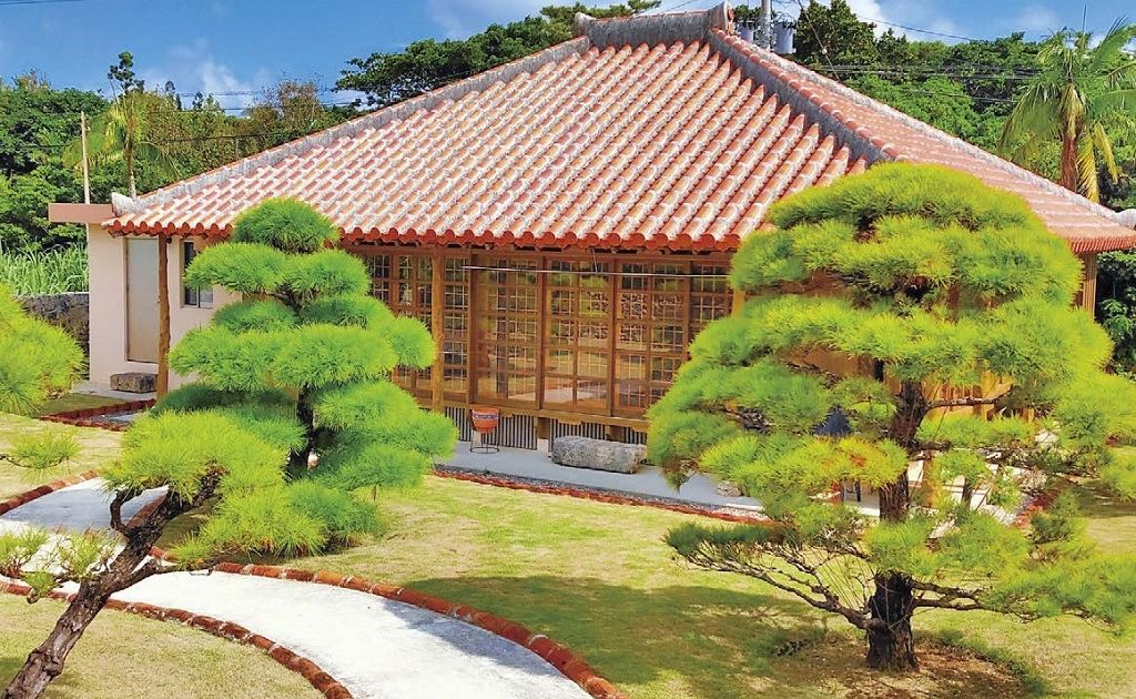 全9棟の赤瓦集落「かたあきの里」で“島人” 気分を味わおう | るるぶKids