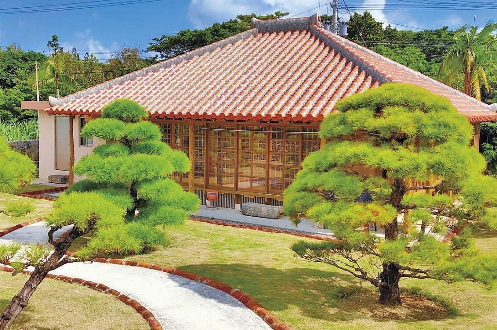 全9棟の赤瓦集落「かたあきの里」で“島人” 気分を味わおう