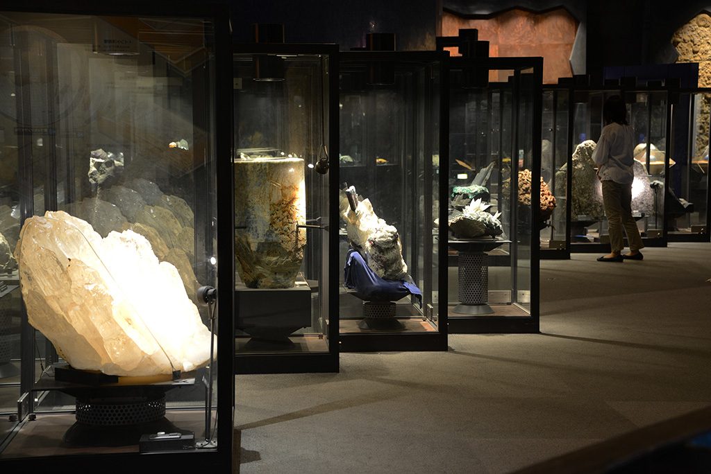 さまざまな鉱物が並んでいる/神奈川県立生命の星・地球博物館(小田原市)