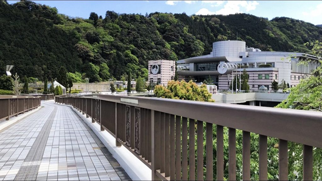 入生田駅から博物館へ向かう歩道/神奈川県立生命の星・地球博物館(小田原市)