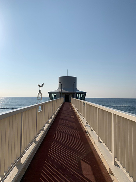 海中展望塔に向かう橋/かつうら海中公園海中展望塔(千葉県/勝浦市)
