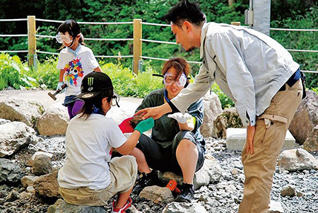 研究者の1日に密着:発掘体験の指導の様子
