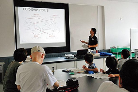 研究者の1日に密着:古生物学のセミナーを実施
