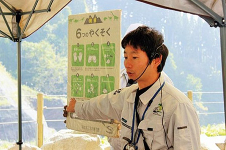研究者の1日に密着:体験場で参加者に発掘の手順を教える様子