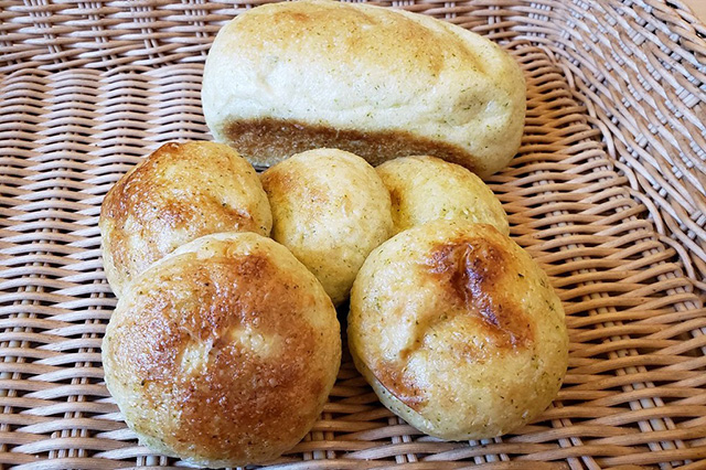 パン工房「姫の穂」のブロッコリーブレッドとブロッコリーロールパン/道の駅 むなかた（福岡県/宗像市）