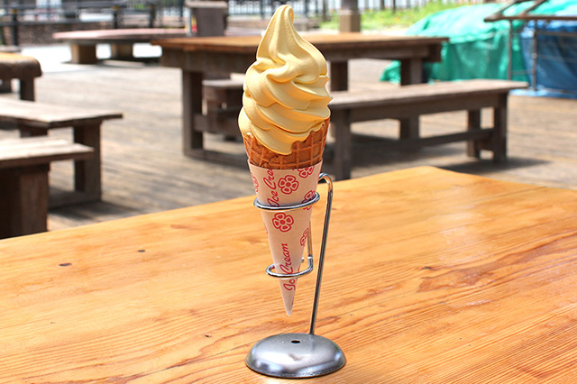 たまごソフトクリーム(お栗茶屋 喫茶コーナー)/「道の駅 鹿北 小栗郷」(熊本県/山鹿市)