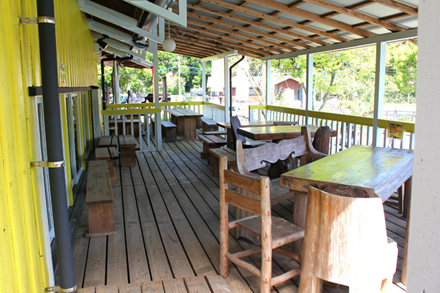 テラス席/「道の駅 鹿北 小栗郷」(熊本県/山鹿市)