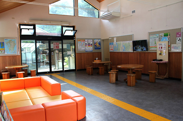 情報提供・休憩室の館内/「道の駅 鹿北 小栗郷」(熊本県/山鹿市)