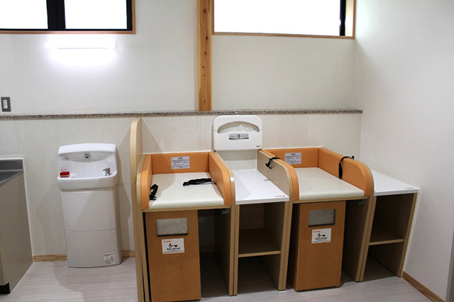 情報提供・休憩室のおむつ替えベッド/「道の駅 鹿北 小栗郷」(熊本県/山鹿市)