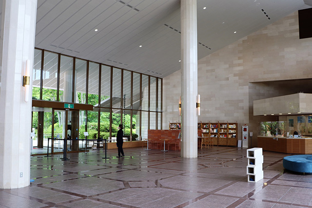 エントランス・ロビー/滋賀県立美術館（大津市）