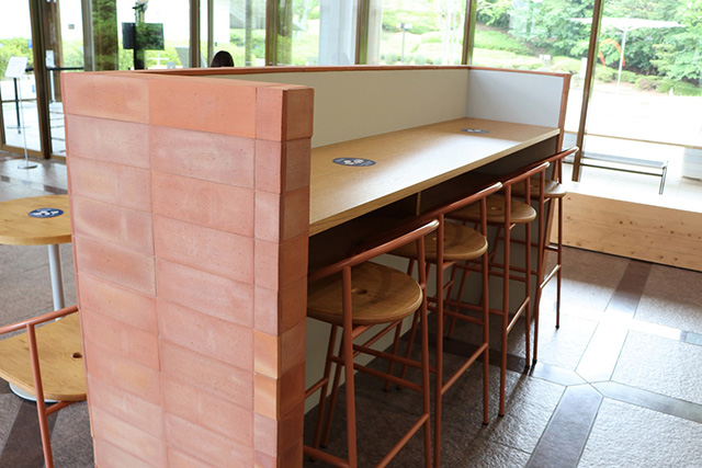 信楽焼きのタイルで囲まれたテーブルとハイチェア/滋賀県立美術館（大津市）