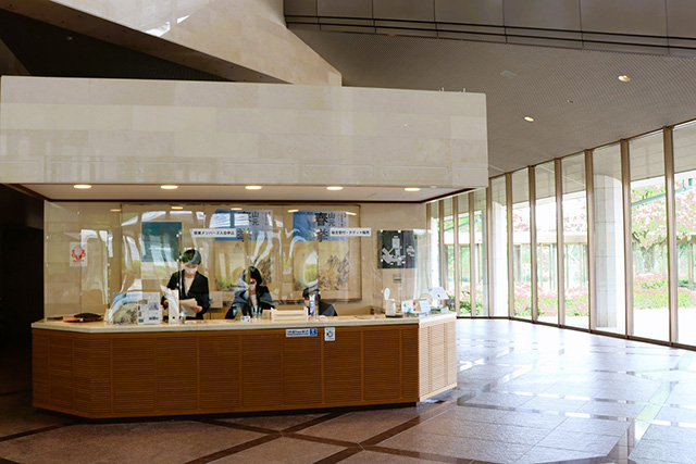受付カウンター/滋賀県立美術館（大津市）