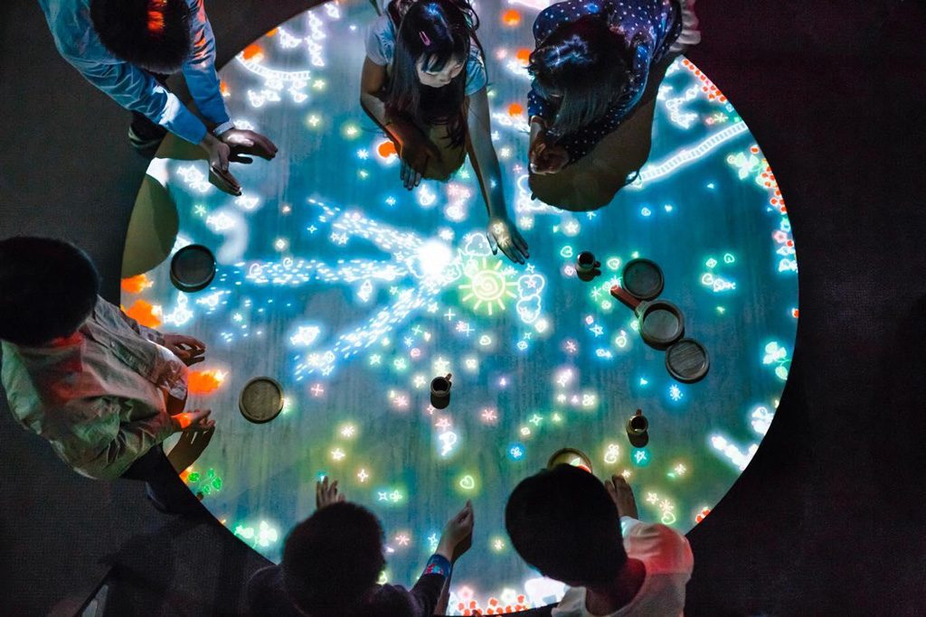 チームラボ《小人が住まうテーブル》©チームラボ/島根県立美術館(松江市)