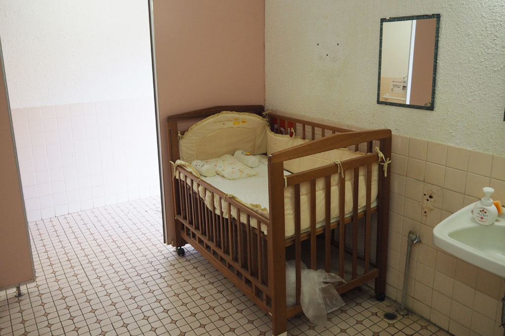 女性用トイレにはキッズベッドも設置/ロマンの森共和国(千葉県/君津市)