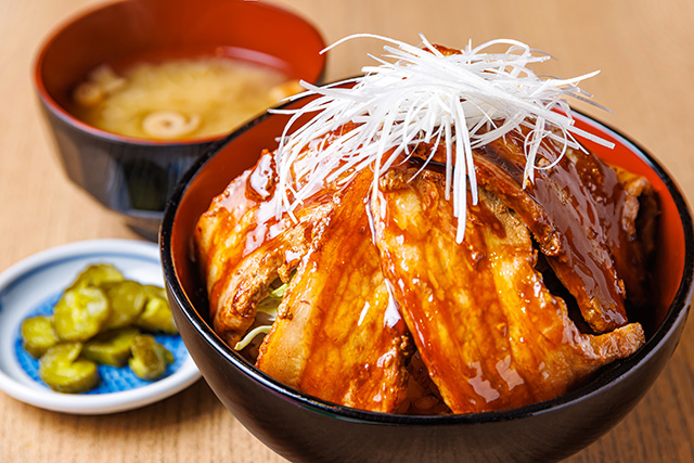 【茨城もりの市場⾷堂】ローズポークの炙り豚丼/守谷SA(Pasar守谷)(茨城県/守谷市)