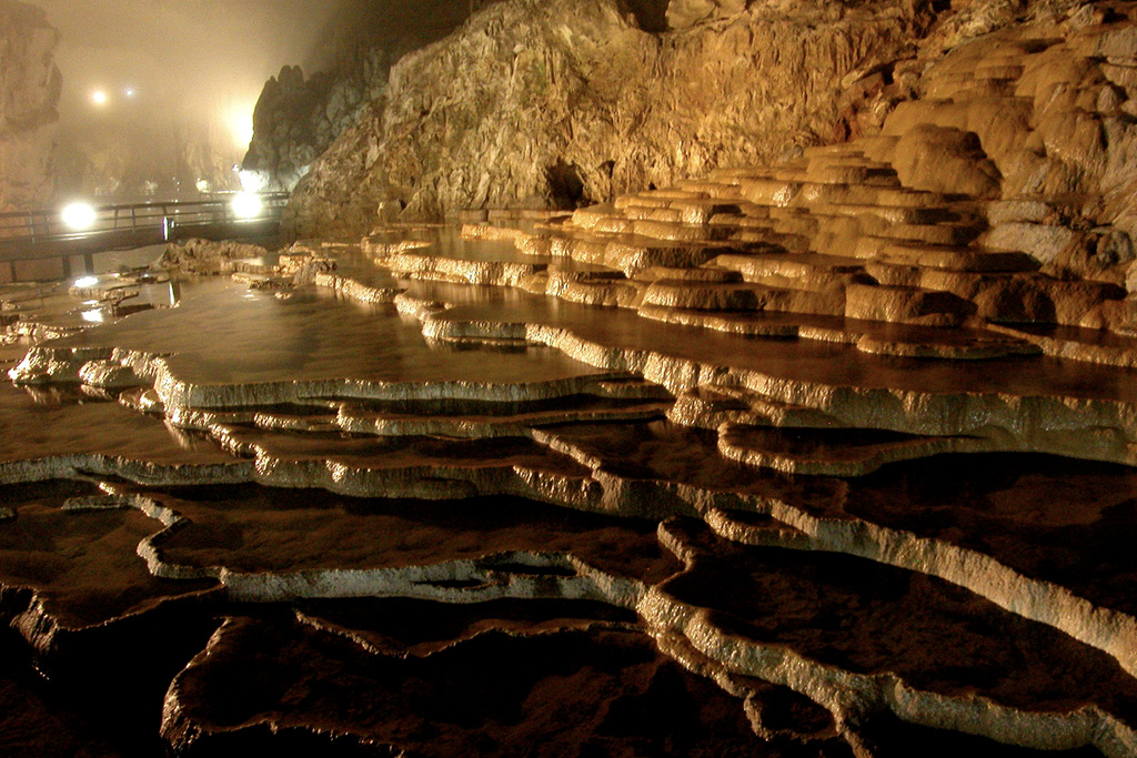 秋芳洞（山口県）の百枚皿