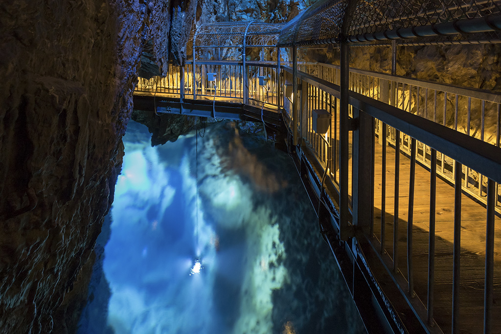 龍泉洞（岩手県）の第一地底湖