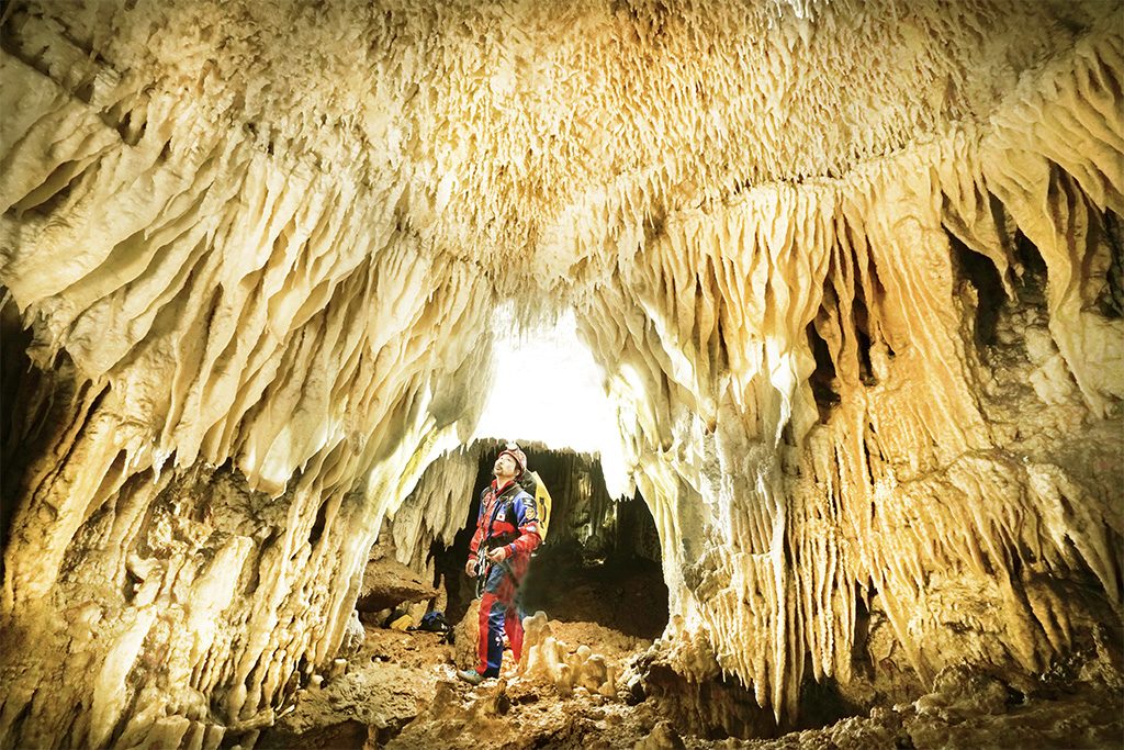 洞窟探検家に聞く！洞窟・鍾乳洞の楽しみ方は？鍾乳洞のでき方や鍾乳石の種類も解説
