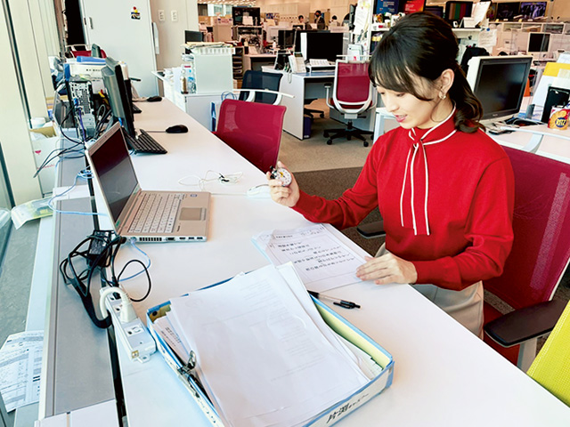 原稿チェックの様子/お仕事図鑑:アナウンサー
