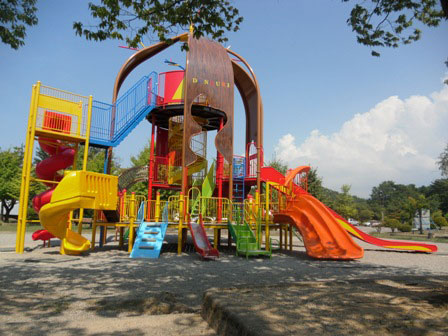 ドングリがモチーフのコンビネーション遊具／五十公野公園（新潟県新発田市）