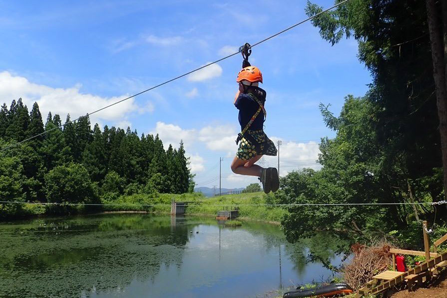ジップライン「コウノトリ」／当間高原リゾート　あてま森と水辺の教室ポポラ アルプスアドベンチャー