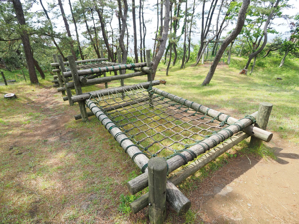 ネットを使った遊具「トランポリン」／撮影：トキっ子くらぶ／大潟シーサイドアスレチック（新潟県上越市）<